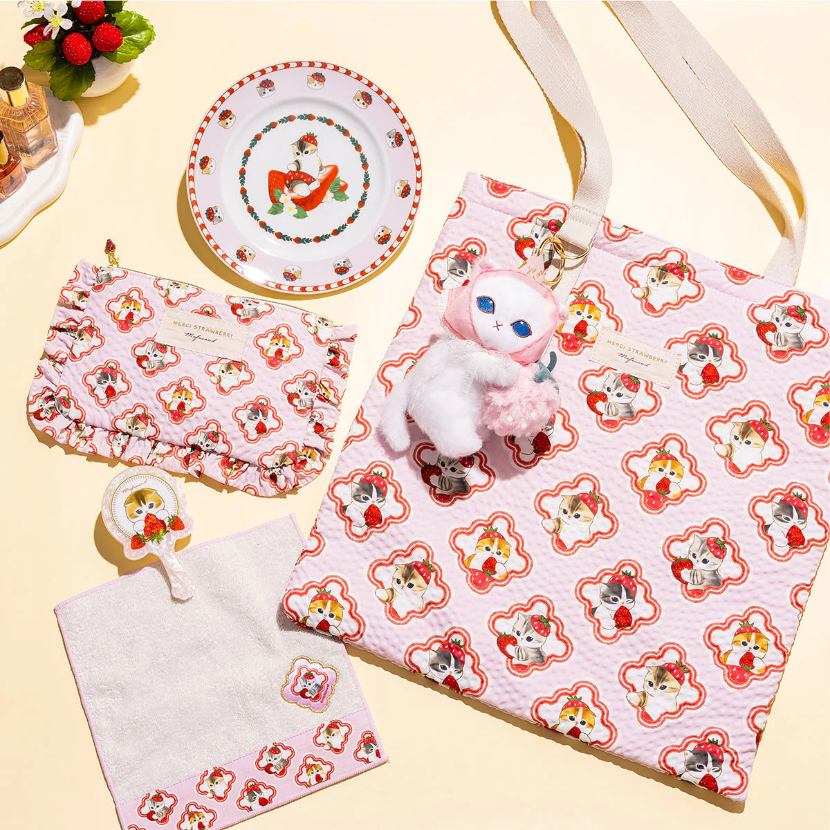 MOFUSAND Merci Strawberry Mascot Holder Keychain (Strawberry & White Cat)