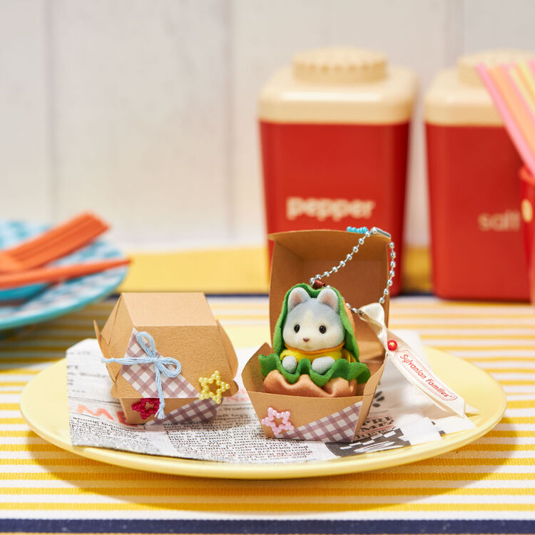 SYLVANIAN FAMILIES Husky Baby Sitting Hamburger Keychain