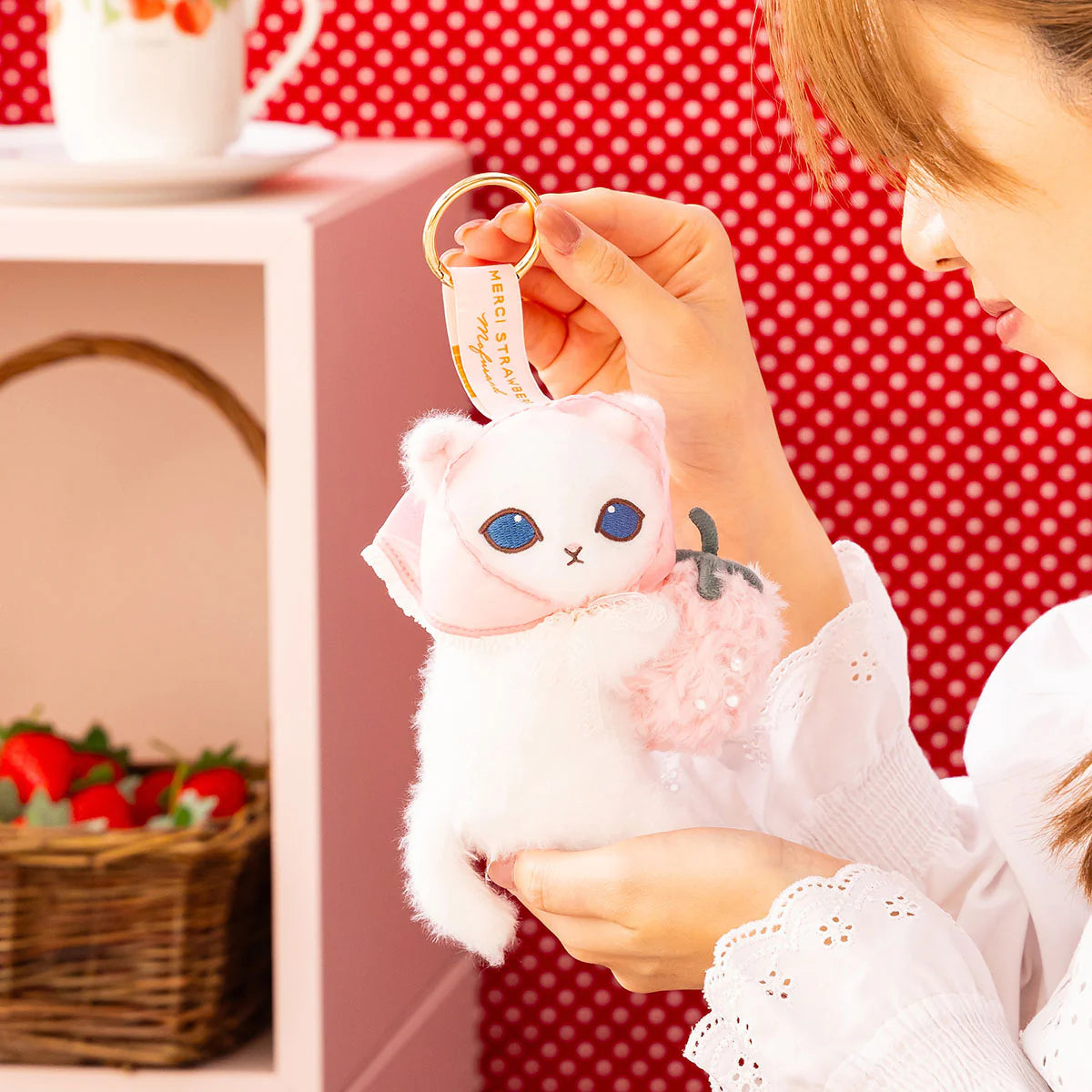 mofusand-merci-strawberry-mascot-holder-keychain-strawberry-white-cat-