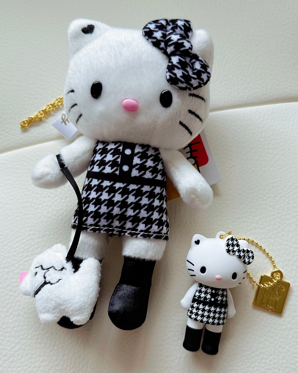 sanrio-hello-kitty-50th-anniversary-museum-exhibition-limited-houndstooth-long-leg-mascot-holder-keychain