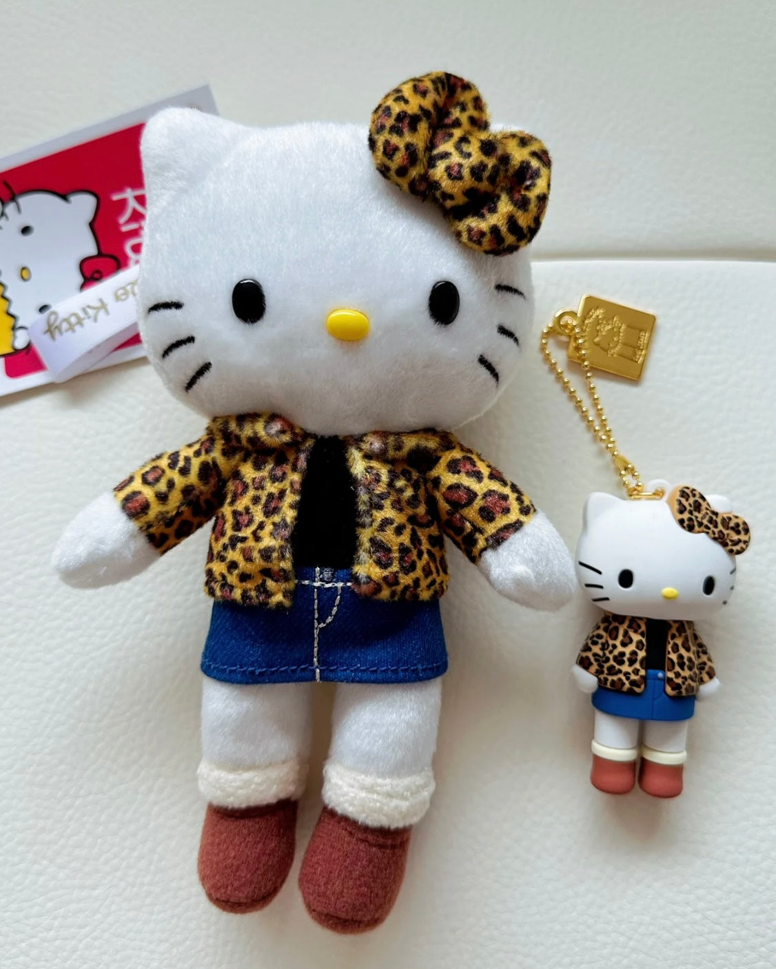 sanrio-hello-kitty-50th-anniversary-museum-exhibition-limited-leopard-long-leg-mascot-holder-keychain