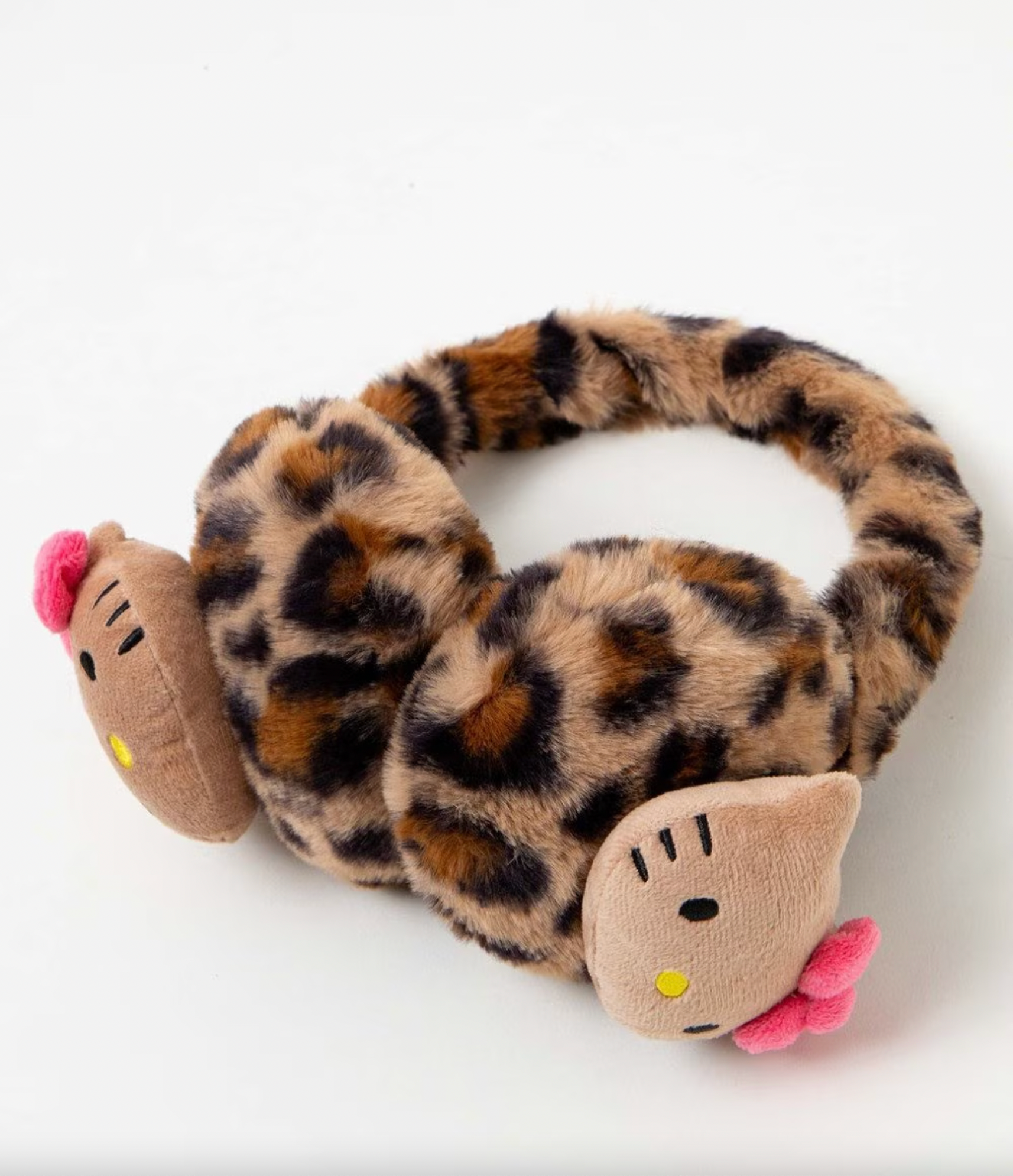 sanrio-x-wego-hello-kitty-leopard-print-furry-ear-muff